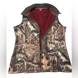 Field & Stream Women’s Break Up Infinity Camo Vest with Burgundy Sherpa Lining L